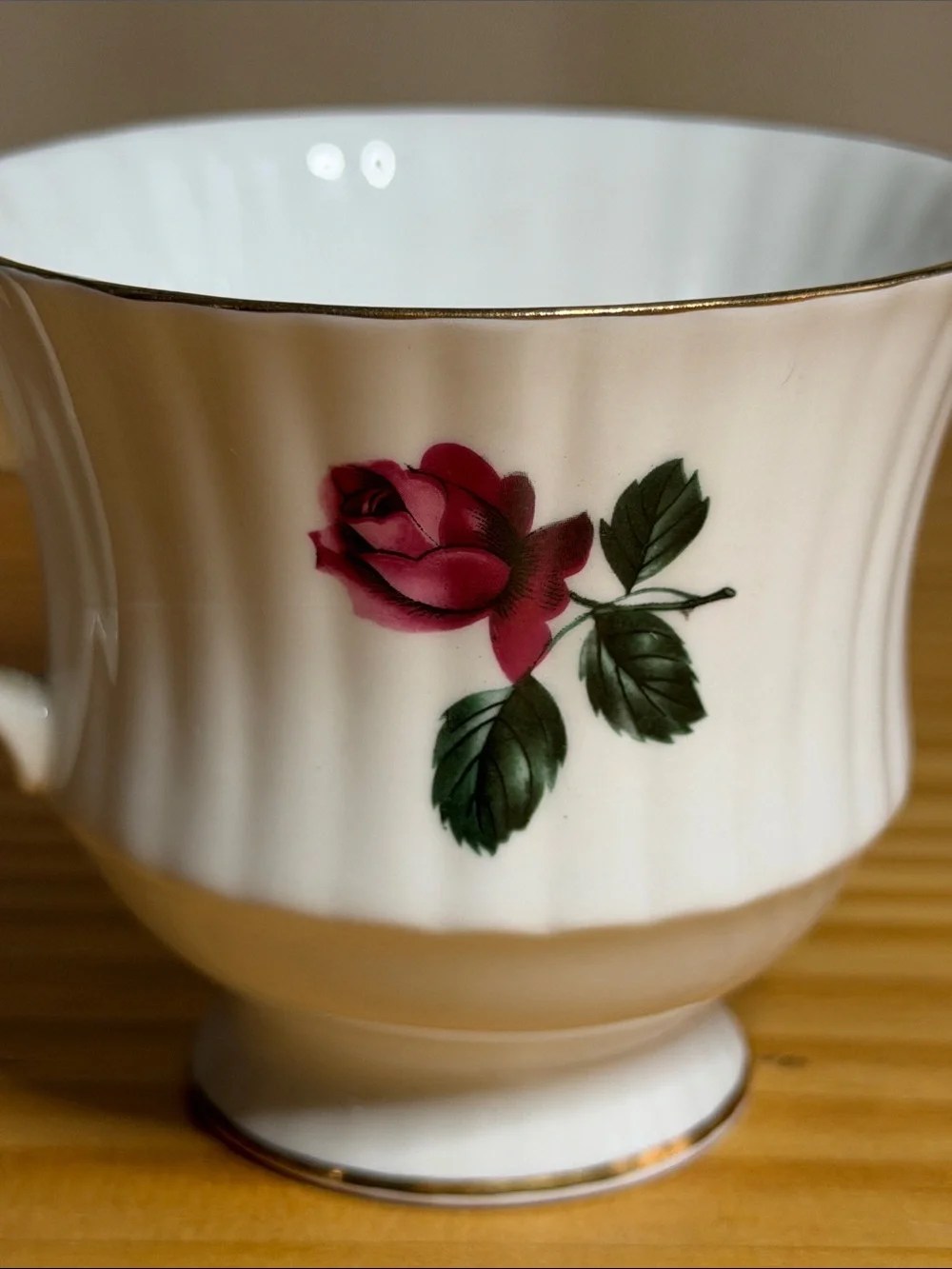 Vintage Royal Windsor Fine Bone China Teacup & Saucer Set - Red Roses England